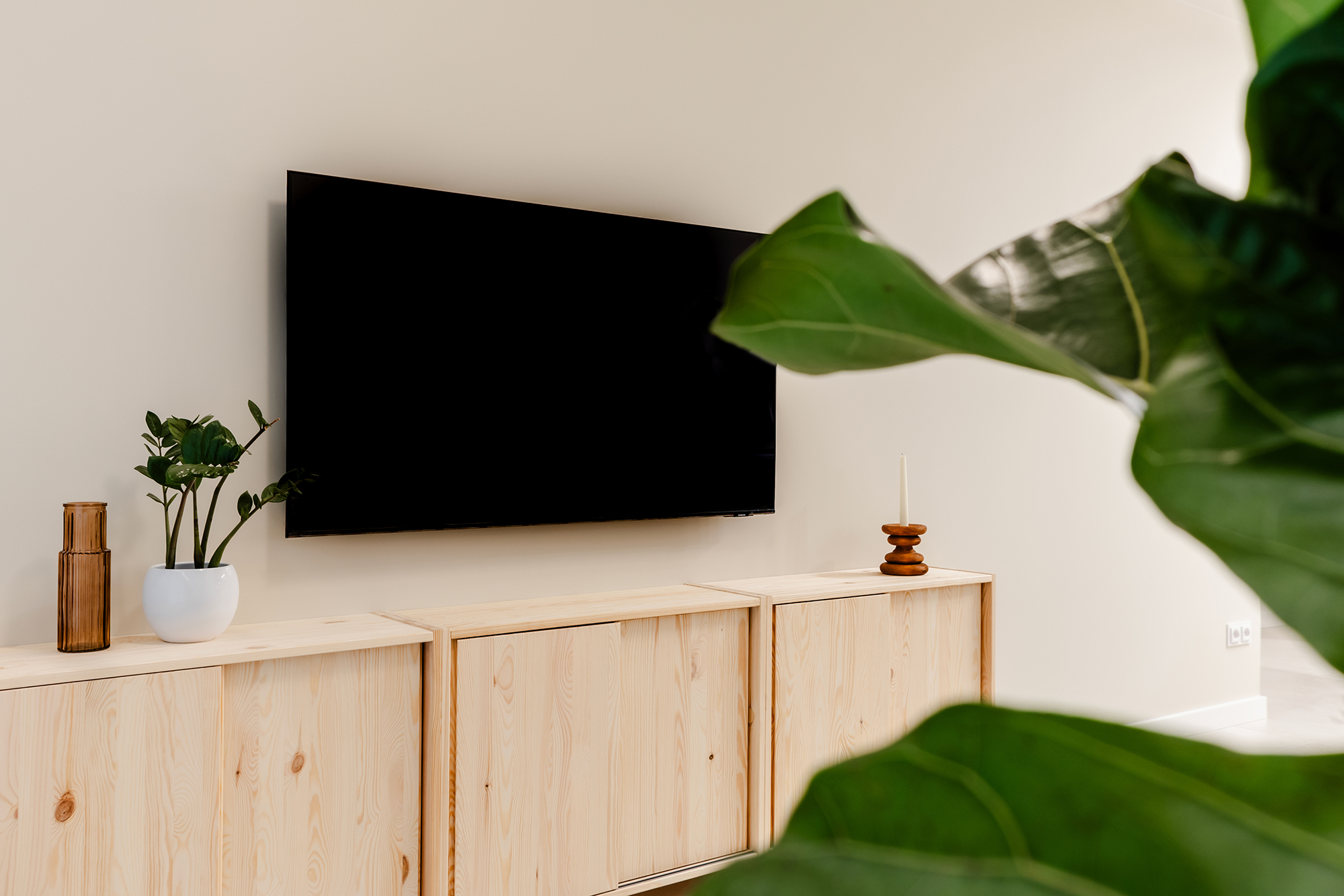 Sosnowe szafki, dzięki swojej naturalności i prostocie, znakomicie oswajają przestrzeń.